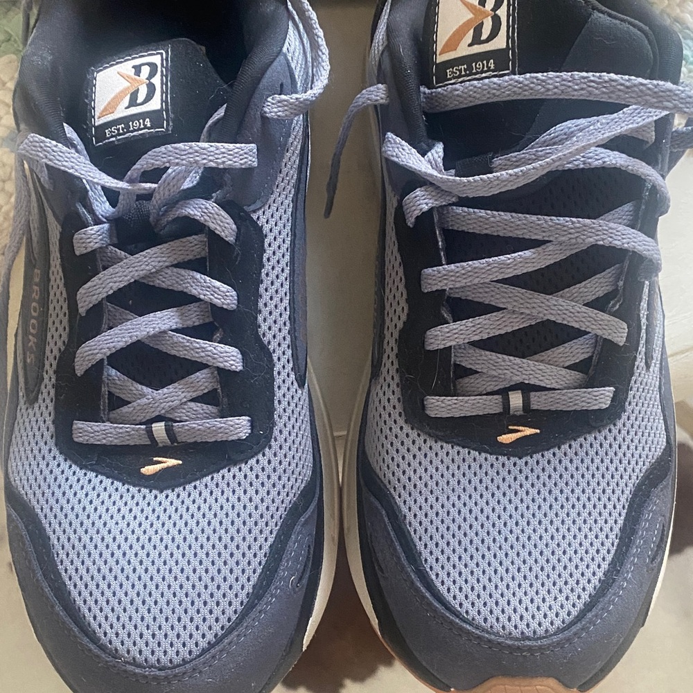 Brooks Men's Black and Gray Sneakers